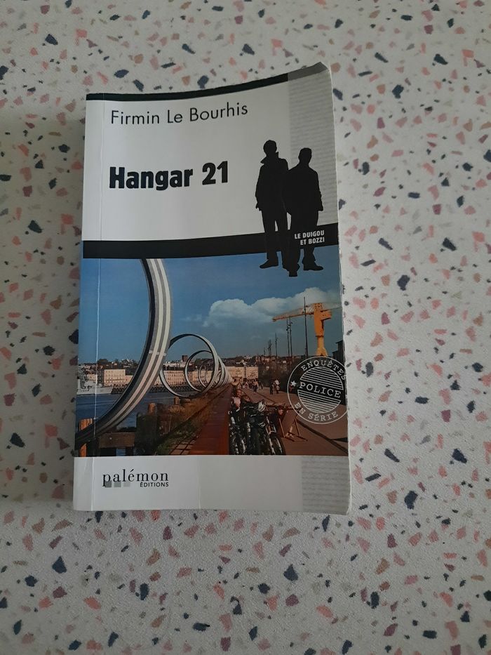 Livre: Hangar 21 de Firmin Le Bourhis - photo numéro 1