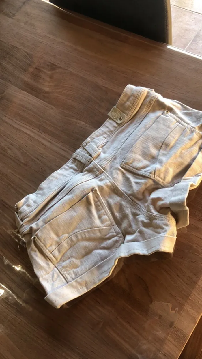 Petit short beige Pull&Bear 34 - photo numéro 2