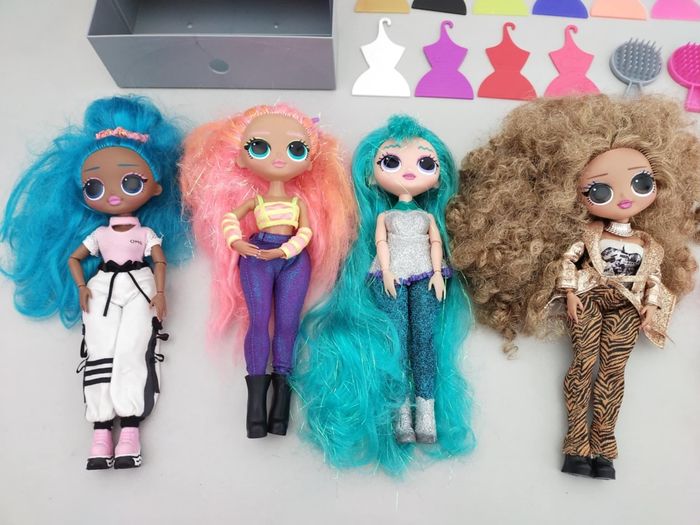 Lot poupées LOL OMG et accessoires, présentoir - photo numéro 3