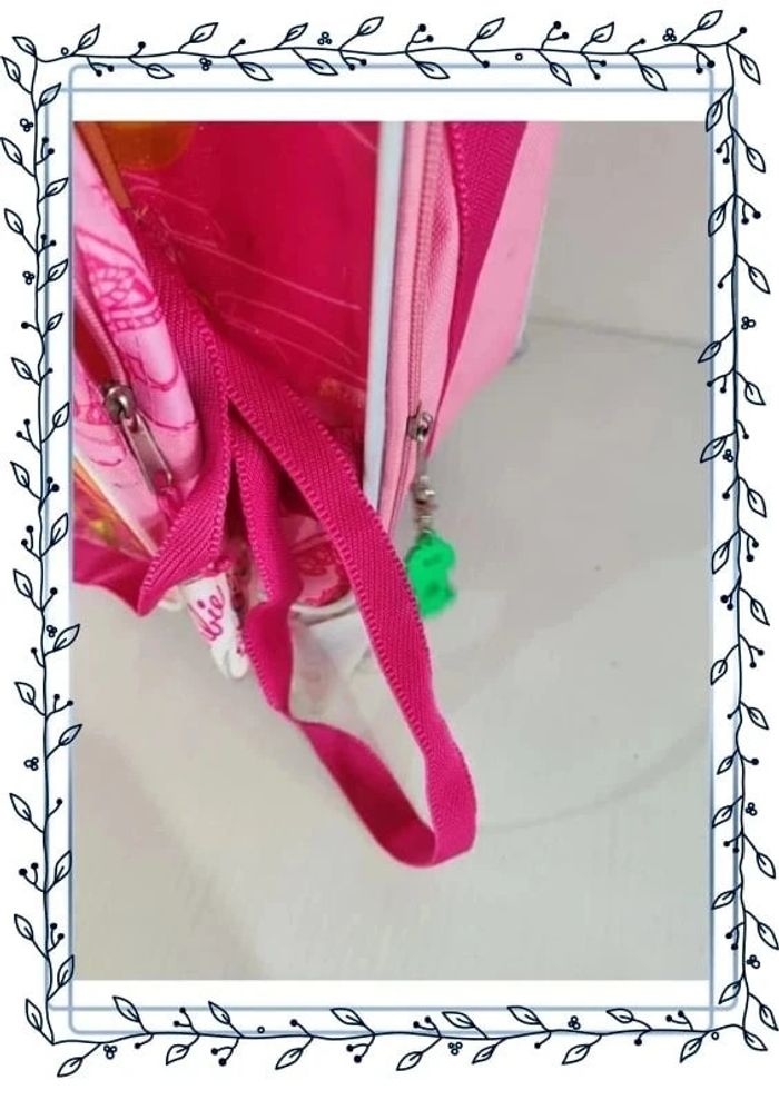 Cartable à roulette barbie, sale et plusieurs traces d'usures - photo numéro 4