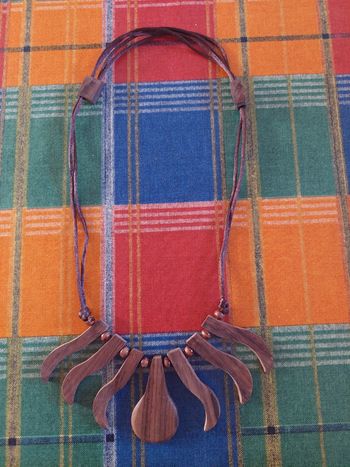 Collier en bois