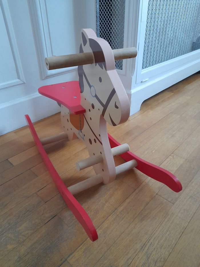 Cheval à bascule en bois