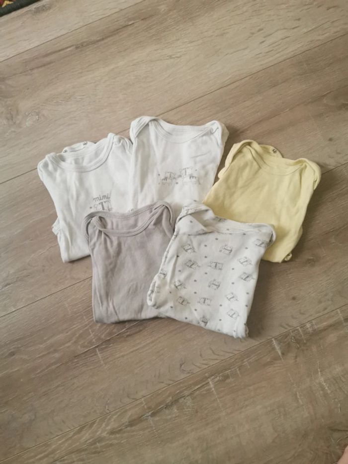 Lot 5 bodys manches courtes 3 mois