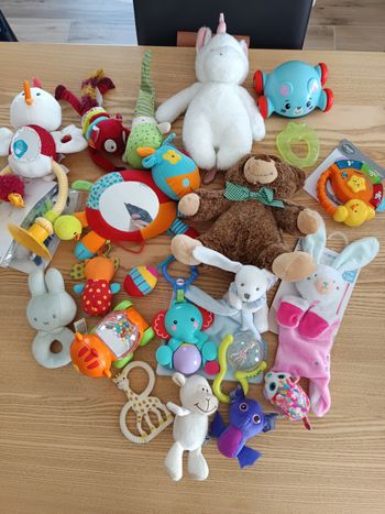 Lot jouets et peluches bébé