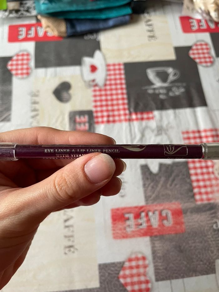 Crayon pour les yeux et les lèvres - photo numéro 2