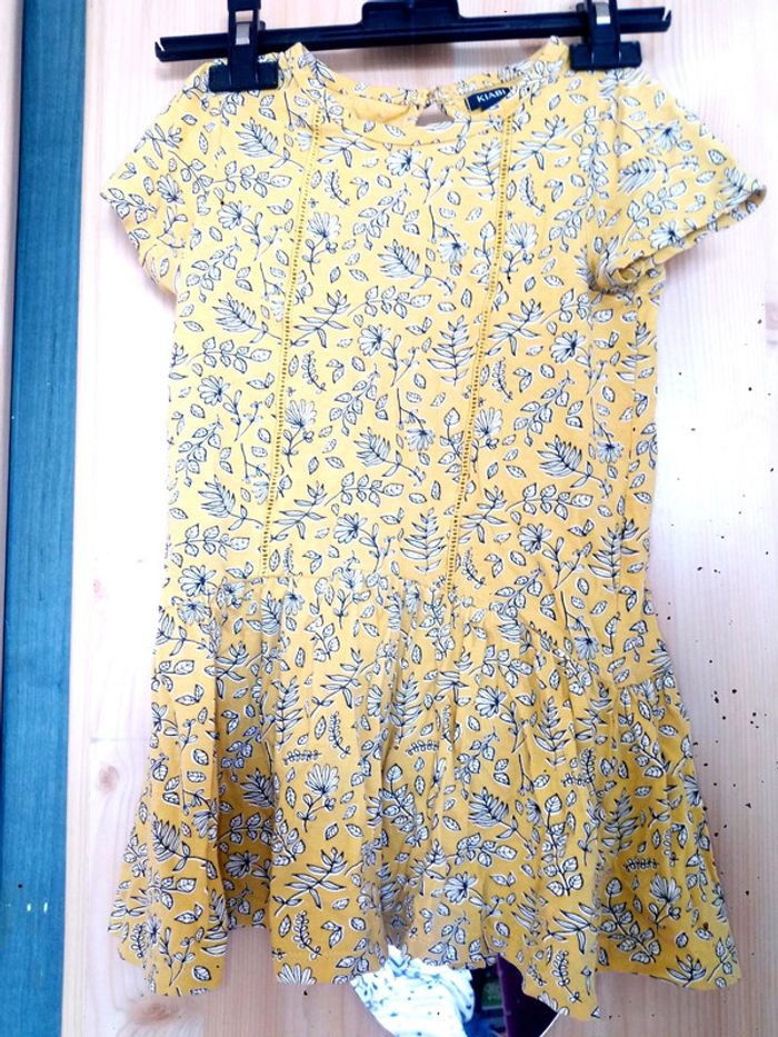 Robe jaune blé feuilles blanches