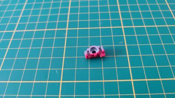 Fixation capot n°2 pièce détachée miniature Bburago burago Porsche 911 Carrera 1993 rouge 1/18 1/18e