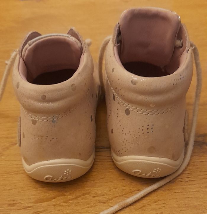 Deux paires de chaussures taille 22 fille - photo numéro 3