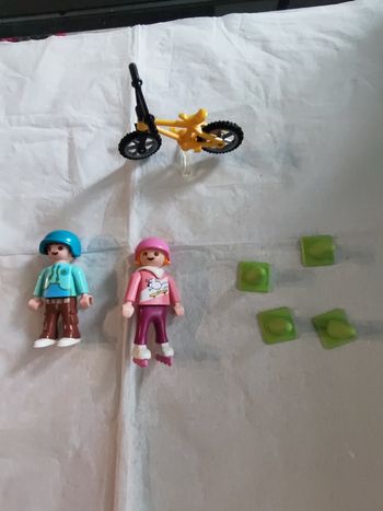 Enfants avec vélo et rollers. Playmobil n°70061