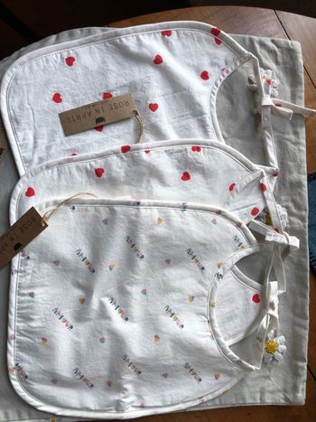 Lot 3 bavoirs Rose in April NEUF étiquettes – 1 “Amour” + 2 cœurs