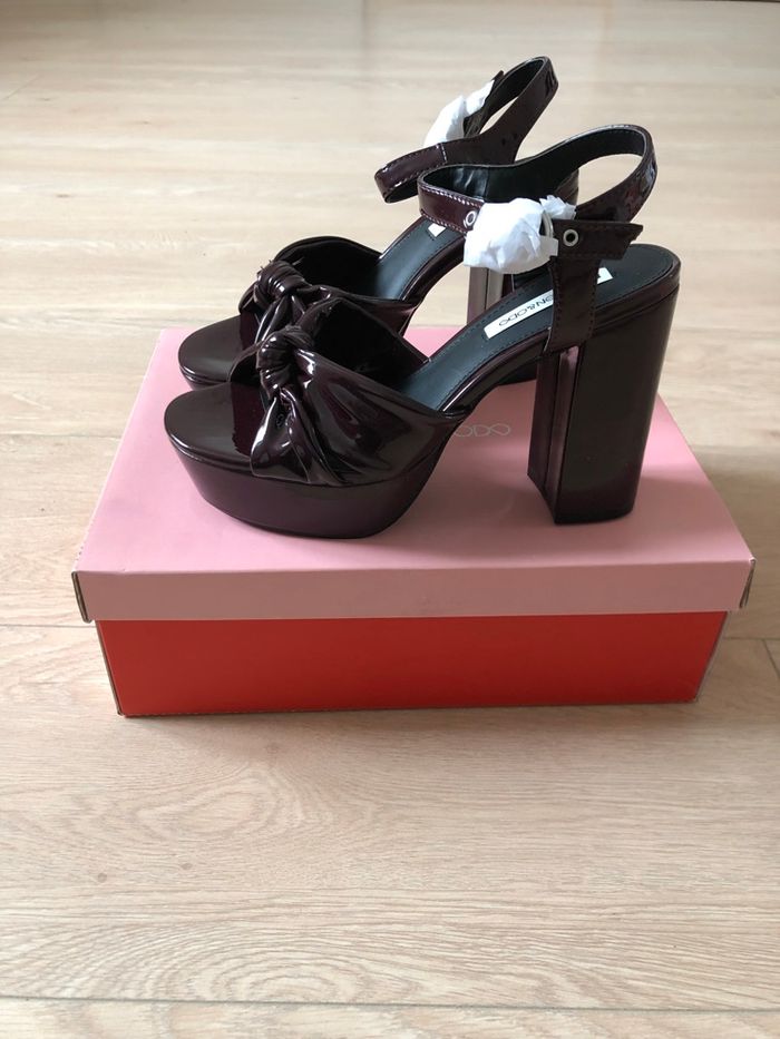 Escarpins ouverts vernis prunes neufs Even&Odd pointure 37