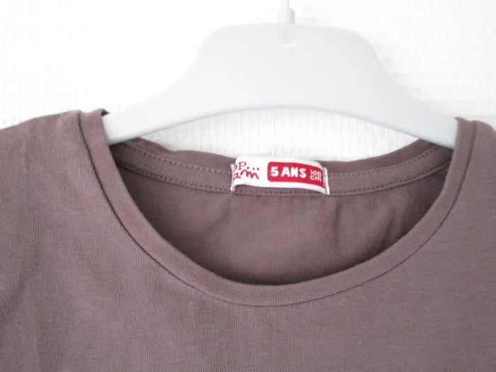 T-shirt taupe DPAM 5 ans TBE - photo numéro 3