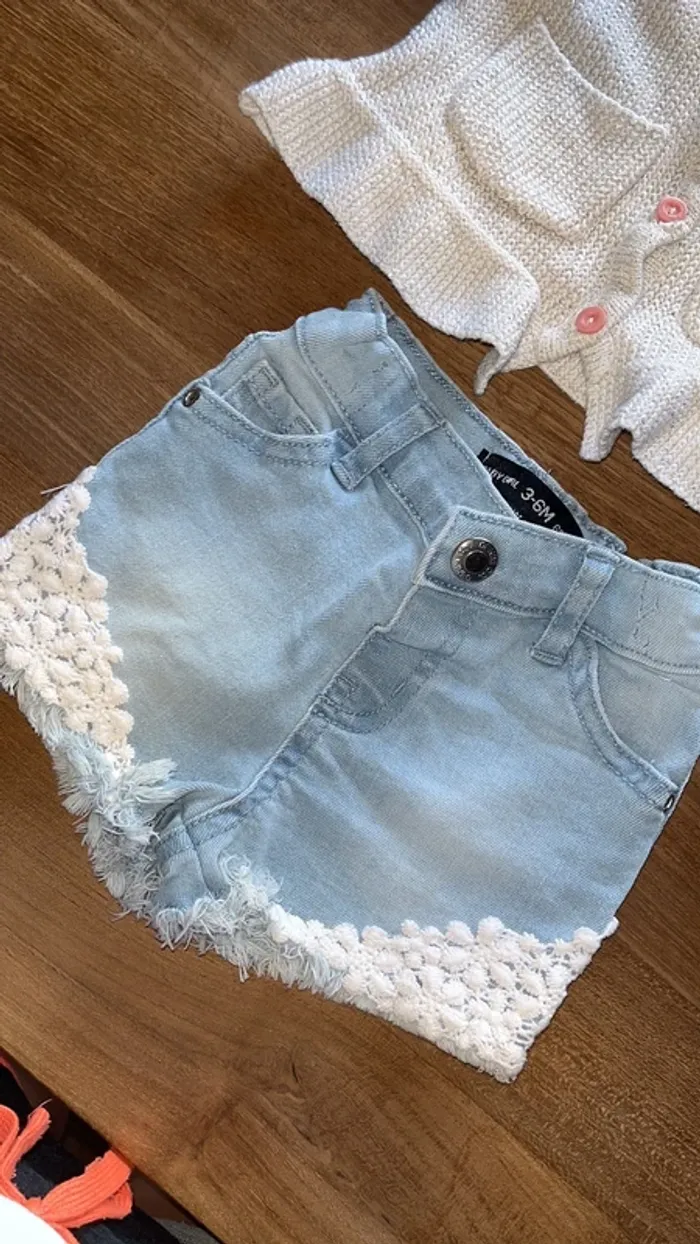 short primark/tee-shirt kiabi/gilet lulu castagnette 3 mois/pull gemo 6 mois offert (etat moyen) - photo numéro 5