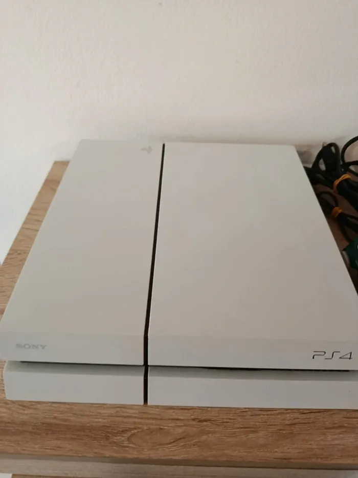 PS4 blanche avec manette officielle et 1 jeu - photo numéro 3