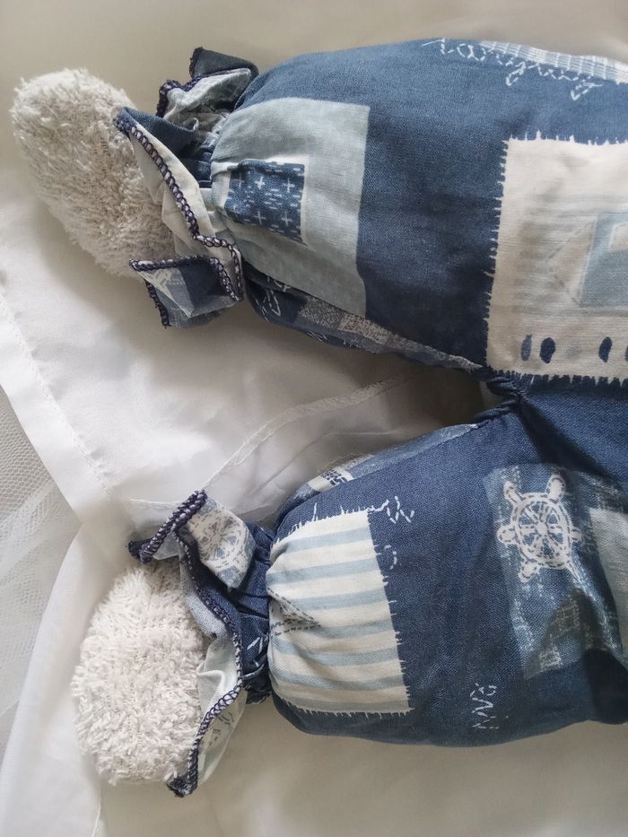 Doudou ours blanc bleu marine Minouche vintage d'occasion ancien 30 ans  marin marine mer yeux noirs durs plastique nez dur  tissu éponge tissu bouclettes carré carreaux imprimé  thème mer ancre  peluche ancien matelot - photo numéro 2