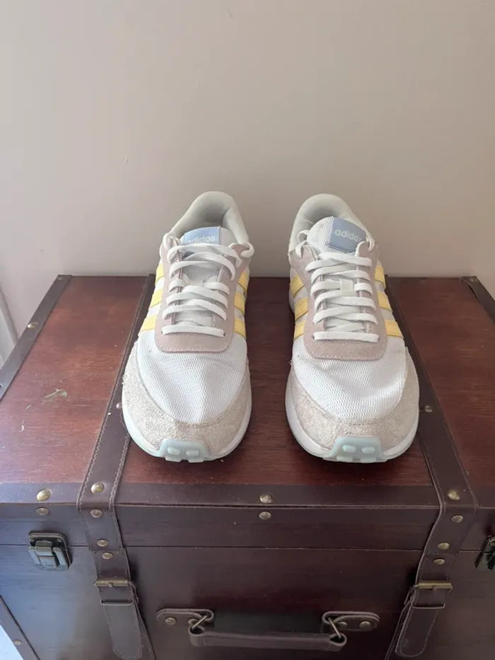 Baskets Adidas claires - photo numéro 2