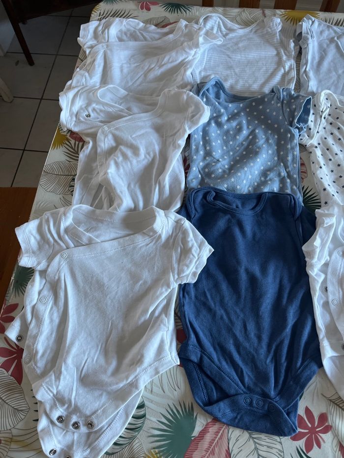 Lot de 12 bodies printemps été  garçon taille 3/6 mois ( 68cm) - photo numéro 2