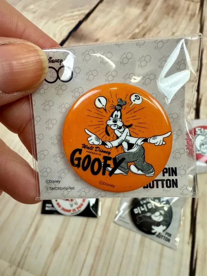 Lot de badges Disney Store Korea officiels - photo numéro 7