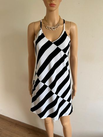 Robe noire et blanche sans manches Morgan taille 36 jamais portée