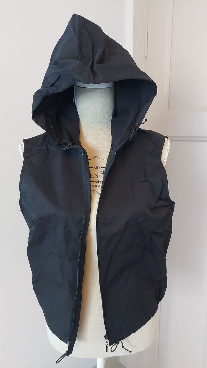 Veste légère sans manches à capuche