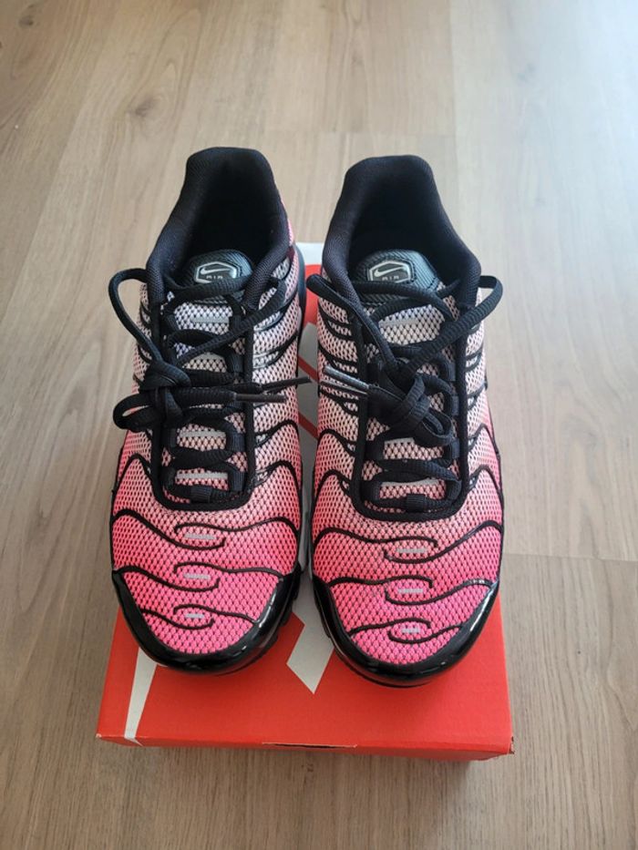 Baskets TN Nike Air Max plus modèle "sunset pulse Black pink foam"