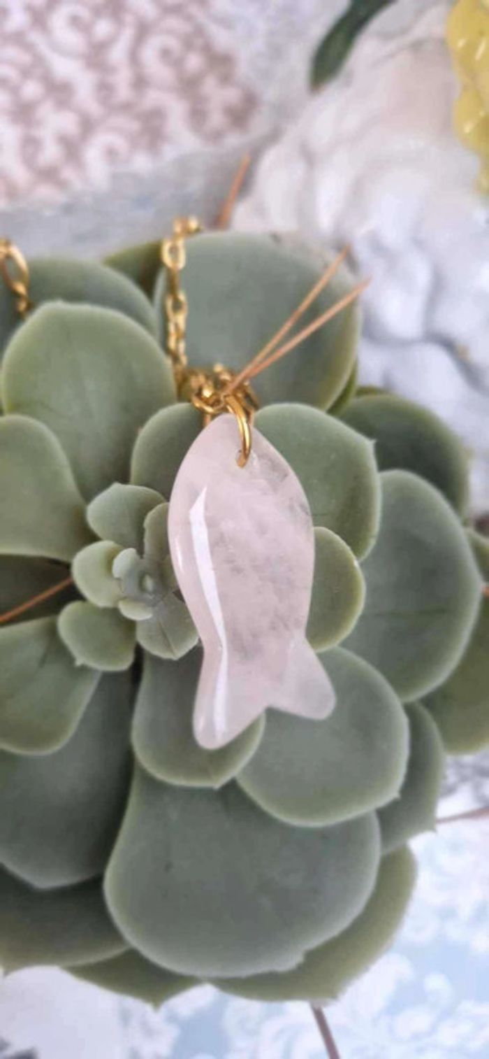 Sautoir chaîne travaillée acier inoxydable or gros poisson en jade rose en pendentif - photo numéro 2