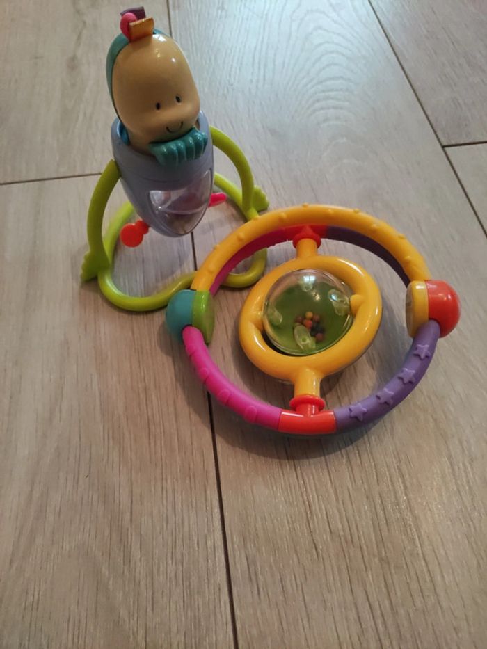 Lot deux hochets bébé - photo numéro 2