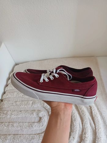Jolie paire de Vans mixtes coloris bordeaux pointure 40