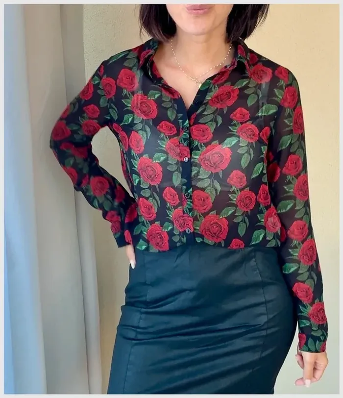 Chemise Les petites Bombes noire et roses rouges S très bon état