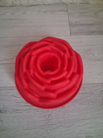 Moule en silicone rouge "Fleur" en tres bon etat