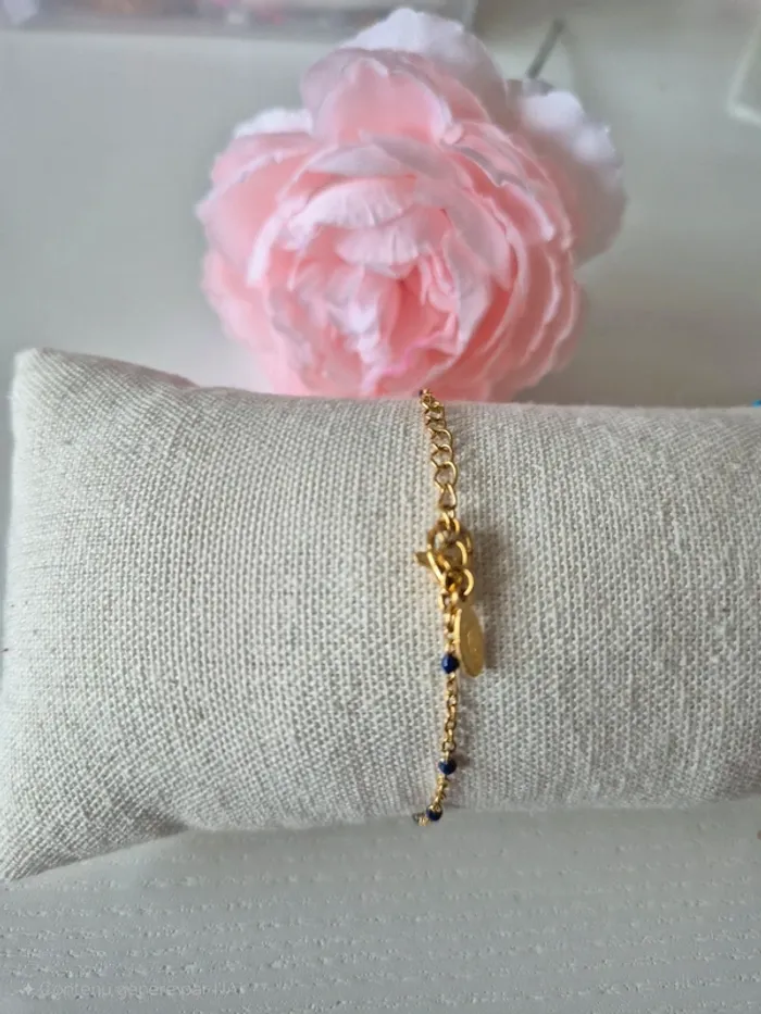 bracelet dorée or avec croix chrétienne style gigi perles bleu foncé - photo numéro 3