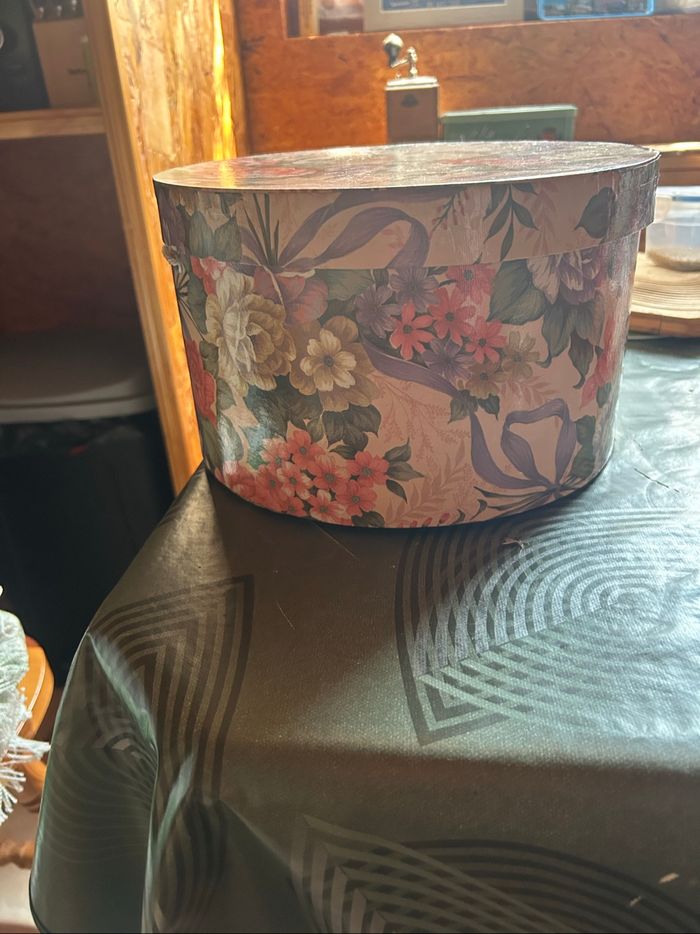Boîte ronde avec des fleurs