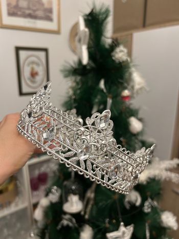 Couronne argenté en métal