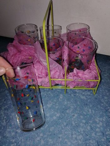 Lot de 6 verres haut avec son panier de transport (rangement)
Comme neuf