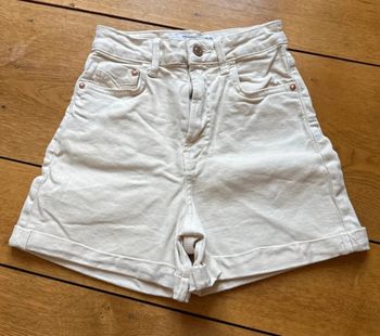 Short en jean beige taille haute taille 32 , stradivarius en très bon état
