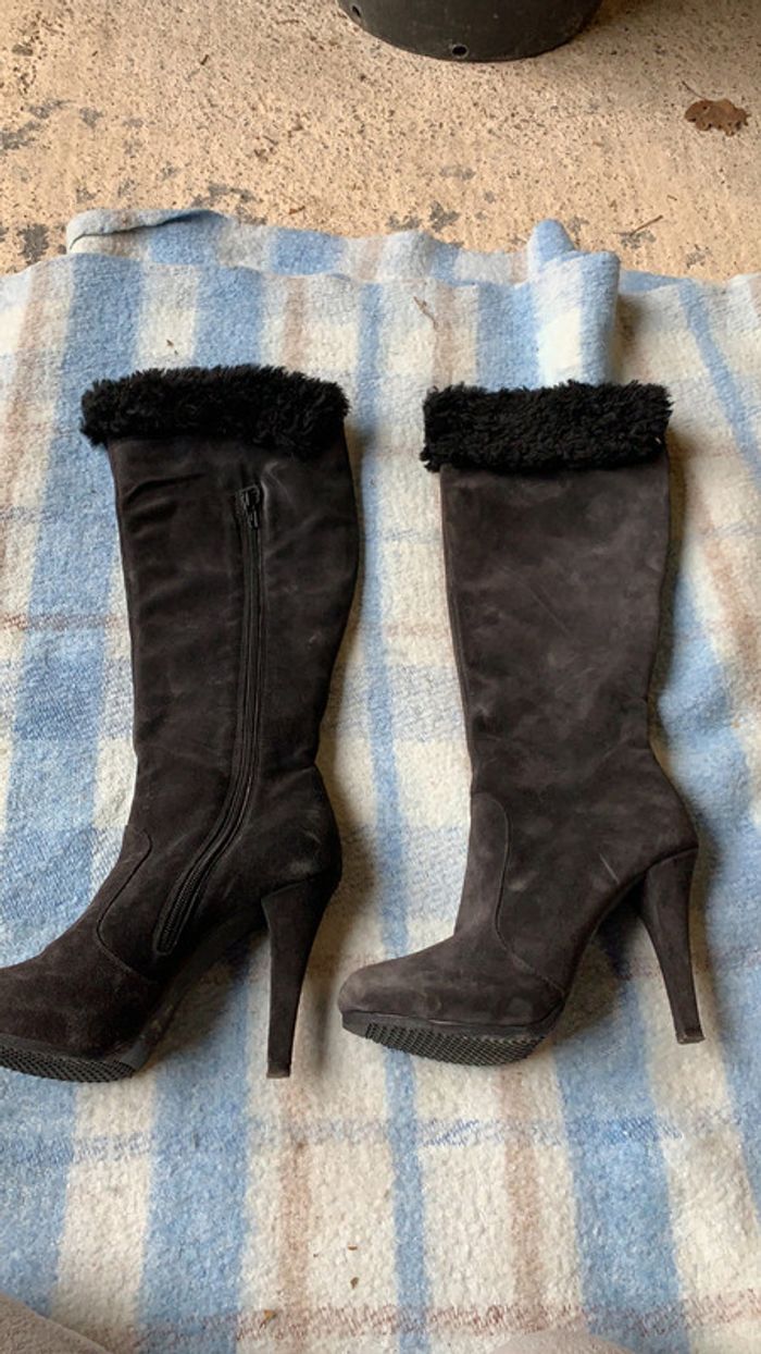Bottes noires en daim pointure 38