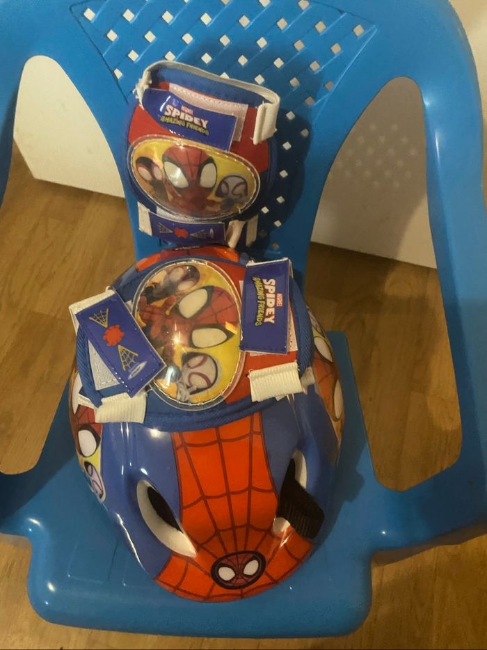Casque de protection vélo enfant Spiderman avec protège genoux et coudes - photo numéro 3