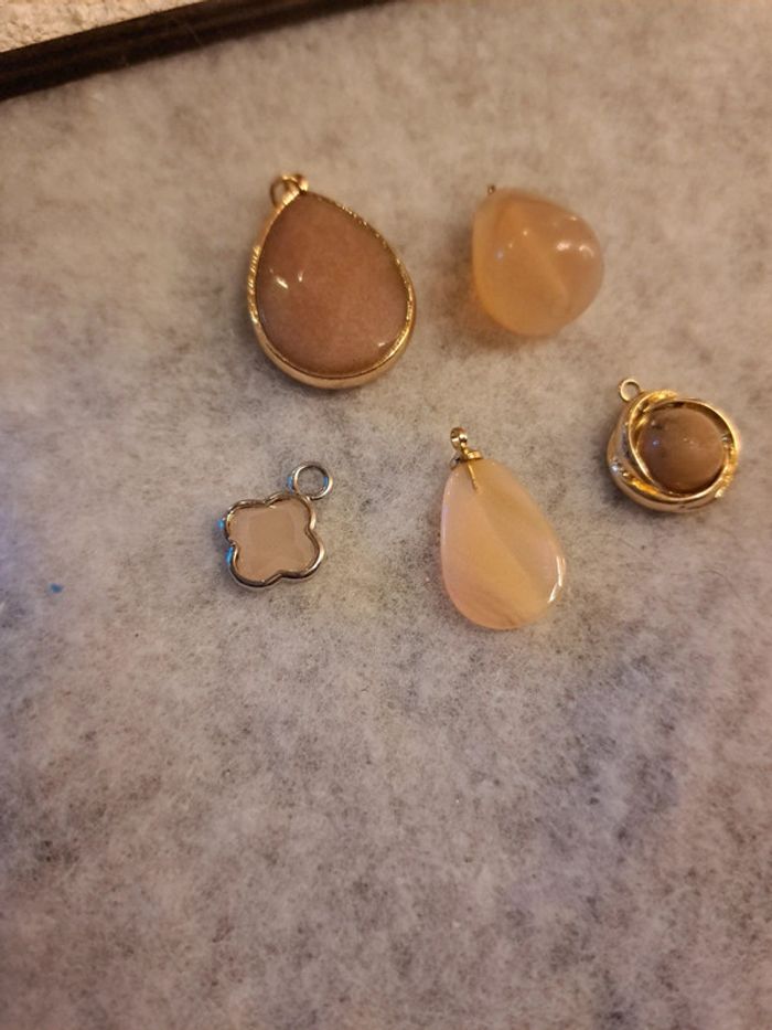 Lot de petites breloques pêche marron doré - photo numéro 7