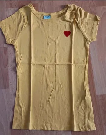 T-shirt jaune petit coeur rouge XS