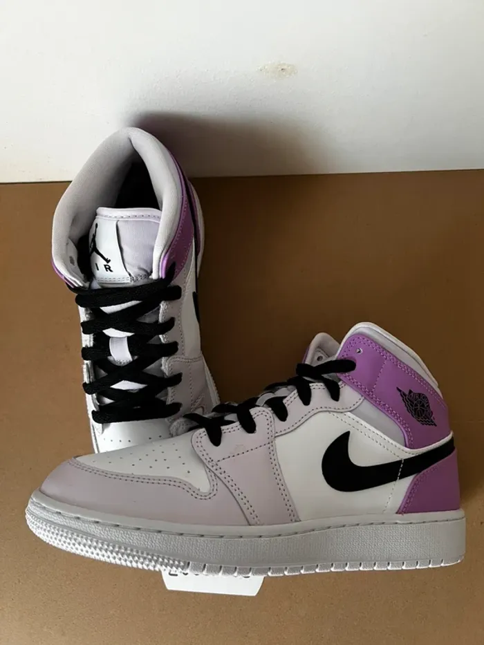 Nike Air Jordan 1 Mid Barely Grape - 38,5 - photo numéro 5