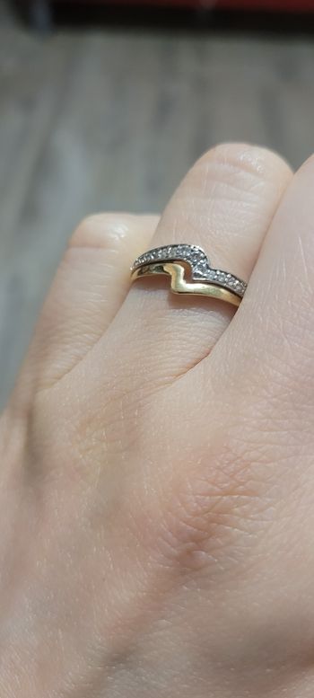 Bague en or 9 carats avec pierres brillantes 