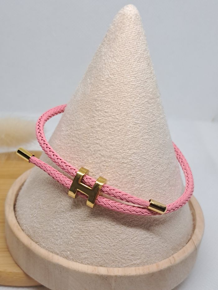 Bracelet rose tressé avec fermoir H doré – style chic & tendance - photo numéro 2