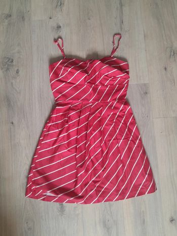 Robe à bretelles rose et blanches
