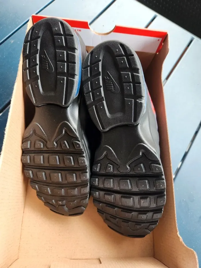 Nike air max invigor Garçon taille 38,5 neuves noire et rouge - photo numéro 8