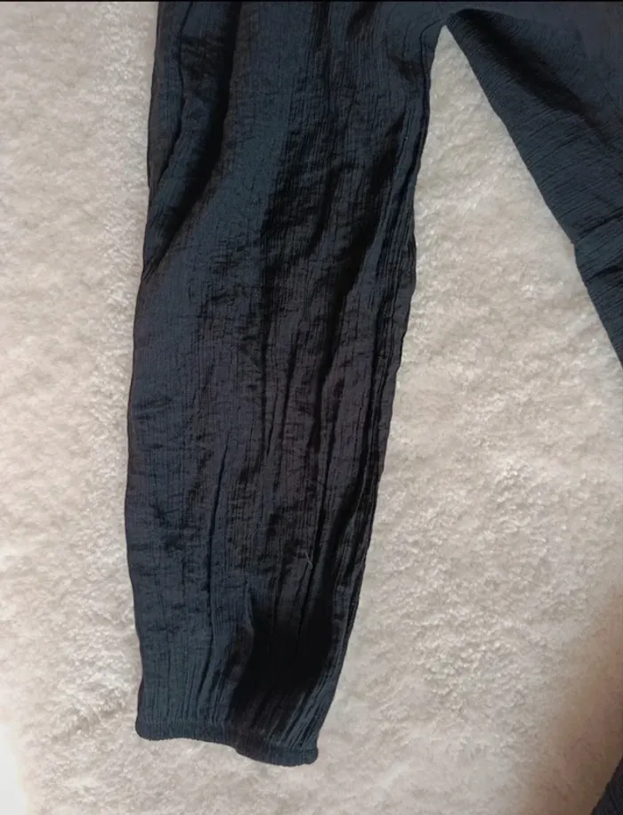 Petite robe noir Zara S matière crépon légère se noue sur la hanche - photo numéro 4