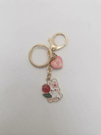 Porte clés lapin avec fleurs et petit cœur rose