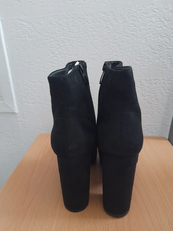 Belle paire de bottines à talons - photo numéro 4