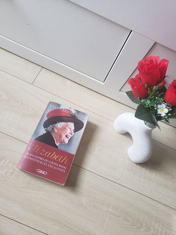 Livre 🎀 Elizabeth 50 ans auprès du couple royal 8€