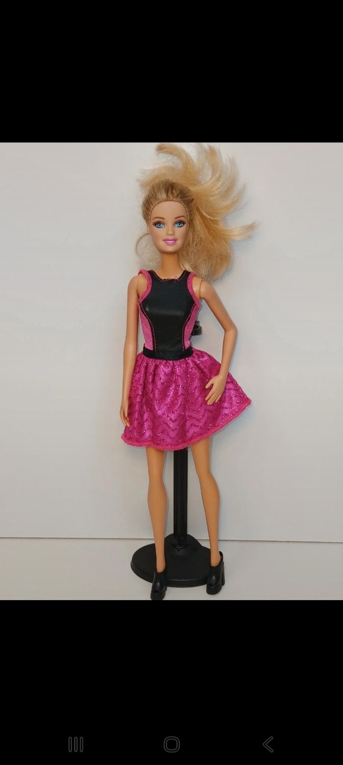 Poupée mattel barbie tenue fushia et noir tête 1998 corp 2013 
Poupée et ensemble compris