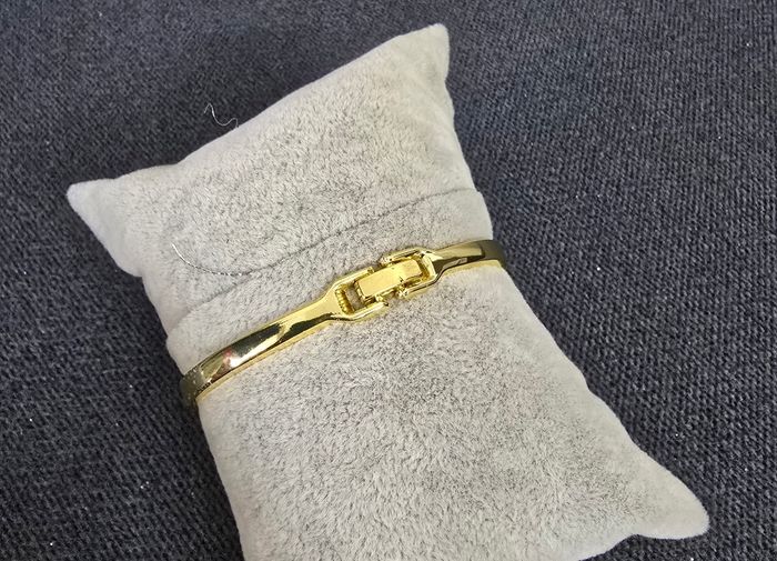 Bracelet jonc en métal doré avec grosse pierre blanche - photo numéro 4